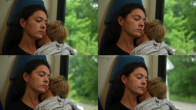 疲惫的母亲乘火车带着孩子asleeep旅行