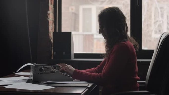 女作家使用打字机创作小说
