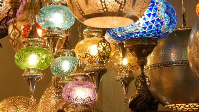 土耳其伊斯坦布尔著名的大巴扎天花板市场上的多色土耳其马赛克灯