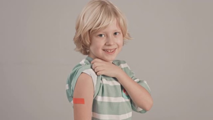 疫苗接种后高加索男孩的肖像