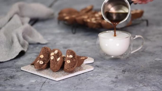 自制巧克力和榛子饼干与一杯拿铁。