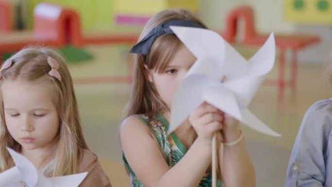 儿童在制作纸风车的同时学习可再生能源