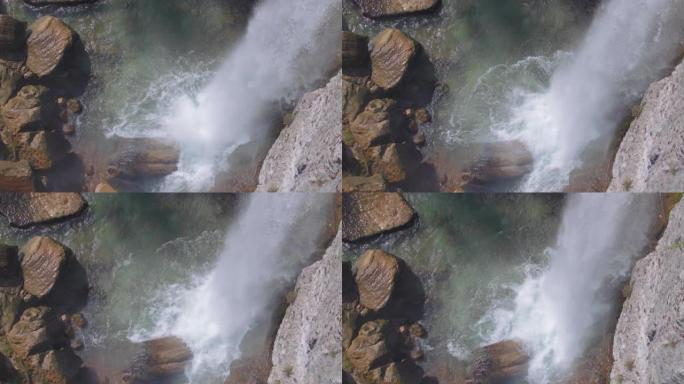 瀑布坠落在岩石上