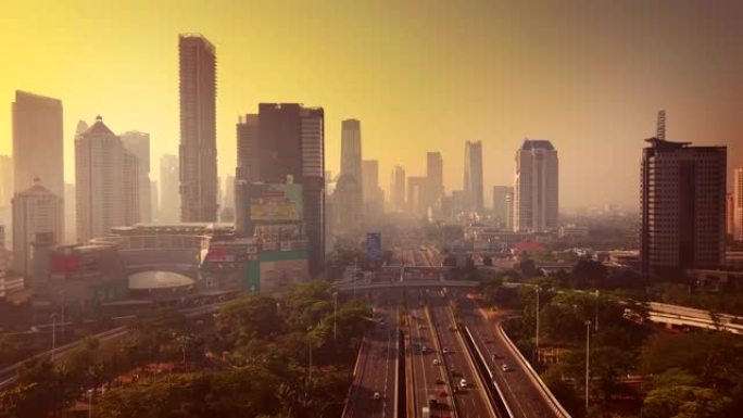 雅加达-印度尼西亚。2017年12月26日: 黄昏时分中央商务区摩天大楼背景的Semanggi高速公