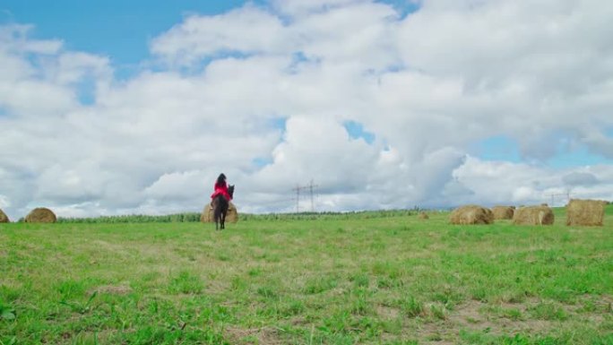 穿着红色礼服骑马的漂亮女孩骑马。年轻女孩户外休闲活动，享受夏季自然骑马