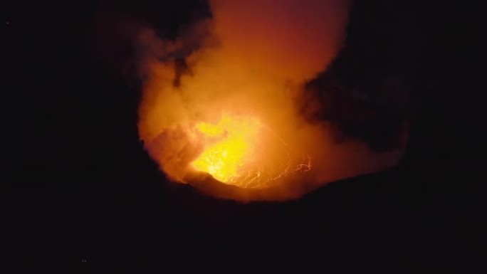 火山的无人机喷出烟雾和熔岩