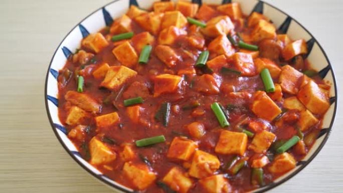麻婆豆腐-传统的四川菜，包括丝绸豆腐和碎牛肉，配以辣椒油和四川花椒的麻辣味-亚洲美食