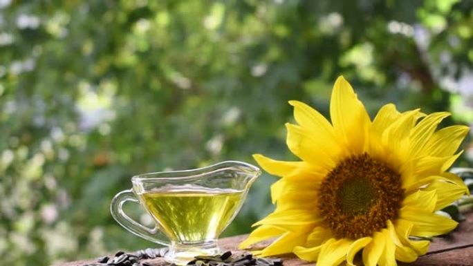 玻璃盘中的葵花籽油。用于制造油的葵花花和种子。选择性聚焦