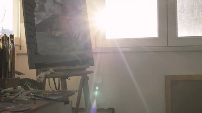 艺术家工作室，画架上的油画，日出，平移镜头，股票视频