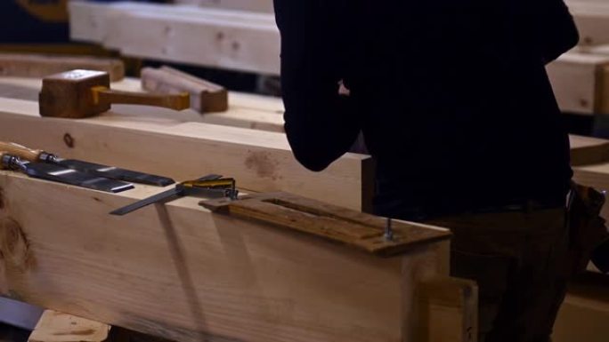 木工车间修剪木梁，用于生态自建房屋结构