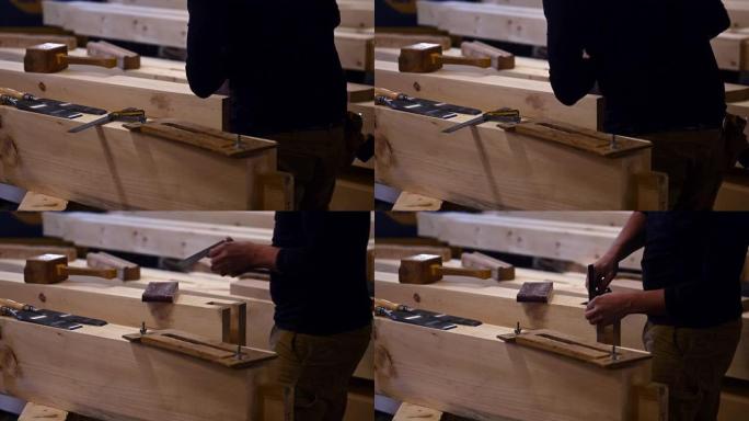 木工车间修剪木梁，用于生态自建房屋结构