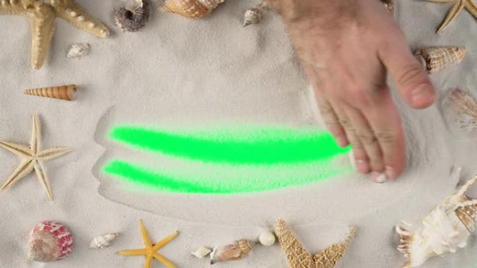 男人的手正在清理沙子，演示广告区域，工作空间模型。沙海背景，贝壳和海星用于度假或旅游广告。特写