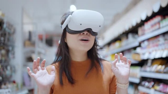 令人兴奋的亚洲女性佩戴vr耳机获得体验使用VR-耳机眼镜走过虚拟百货商场的metaverse，亚洲女