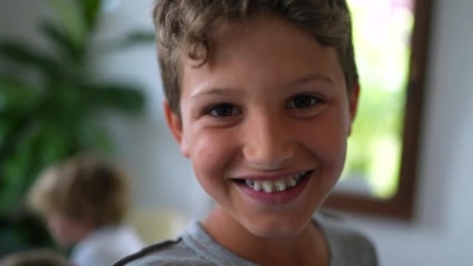 小男孩在镜头前微笑的肖像孩子的脸特写镜头