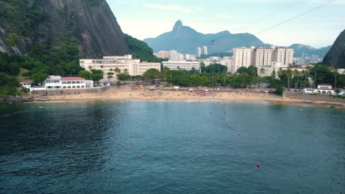 巴西里约热内卢Urca附近Praia Vermelha的鸟瞰图。P ã o de a ç ucar和