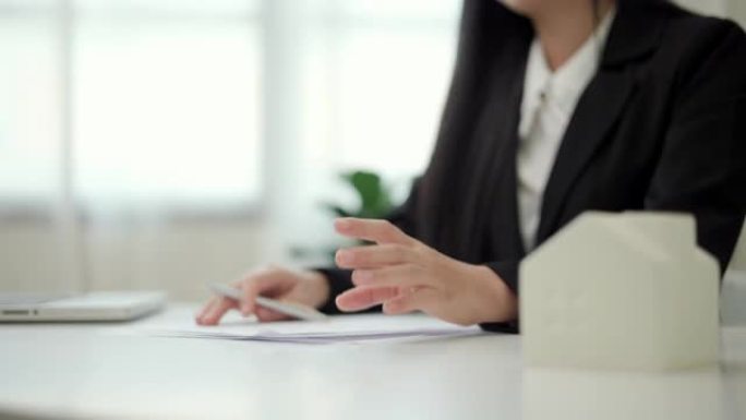 近距离业务女性经理检查房屋贷款文件报告文件公司申请表或在办公室登记索赔、合同文件。