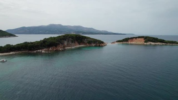 阿尔巴尼亚碧绿水的Ksamil群岛热带海滩的鸟瞰图