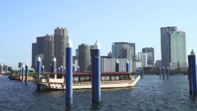 船屋 “yakatabune” 停泊在港口。河畔的高层公寓