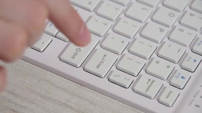 女性双手在键盘上打字，按回车键，特写，全高清。购买确认。在线教育。网上购物。使用在线应用程序