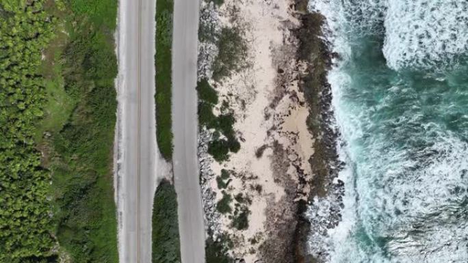 日落时卡门海滩附近科苏梅尔岛道路的鸟瞰图