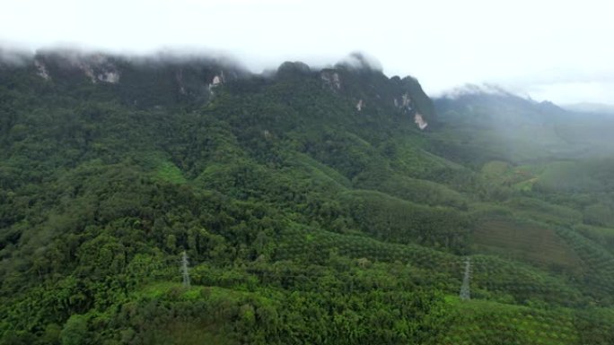 泰国攀牙府雨景中雾送电塔的空中无人机电影