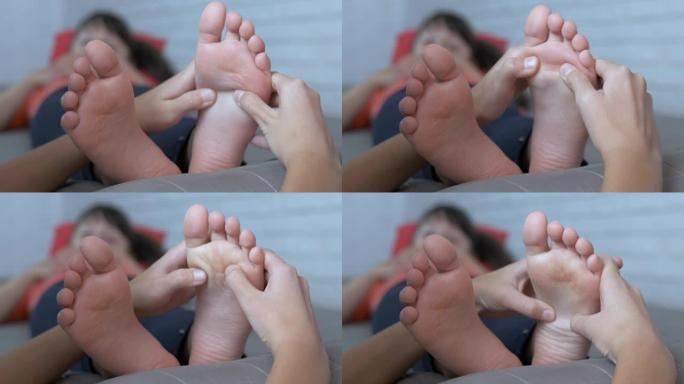孩子的脚在母亲的手中。