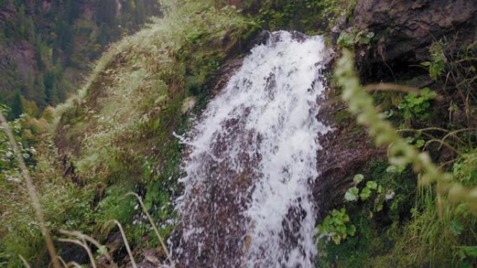 瀑布从岩石边缘坠落