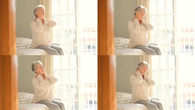 老年女性睡觉后颈痛，摩擦僵硬的肌肉，老年女性坐在床上触摸脖子感到不适，因为家里的床不舒服