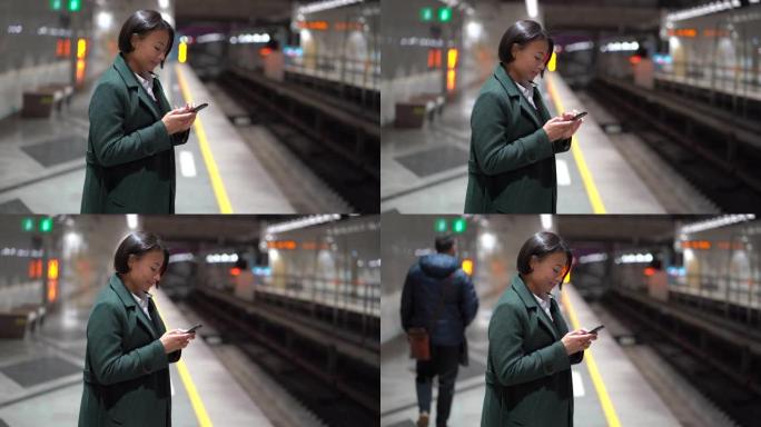 带着智能手机在地铁站台上微笑的非洲裔妇女，在地铁中使用无线互联网的黑人女性