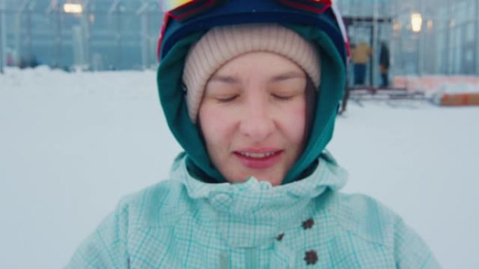 肖像中的多莉。穿着滑雪板设备的年轻女子的肖像睁开了眼睛