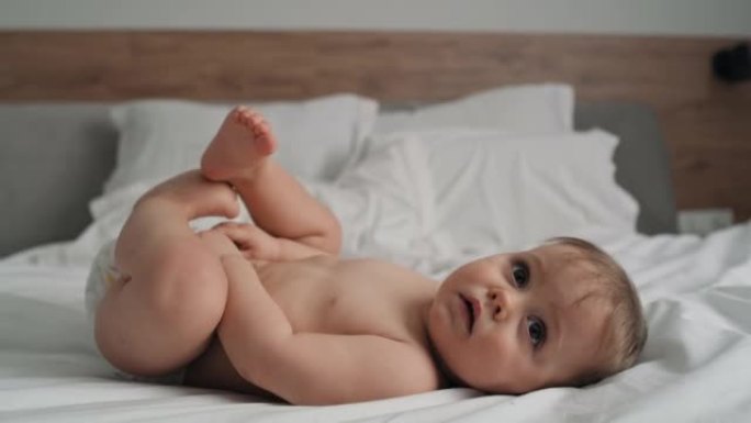 可爱的小女孩洗澡后躺在床上的视频。用8k的红氦相机拍摄。