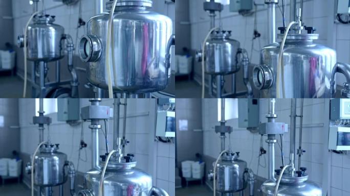 室内牛奶农场的现代设备。用于在牛奶工厂中保存和加工乳制品的不锈钢容器。