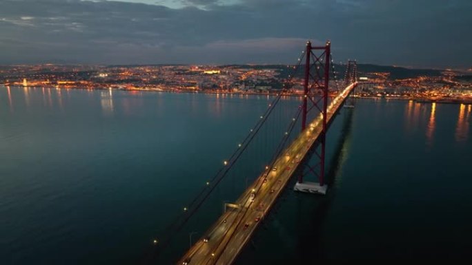 里斯本的汽车桥。城市桥上的汽车交通。里斯本附近大西洋上的桥。海湾周围的夜市灯光。晚上的里斯本。葡萄牙