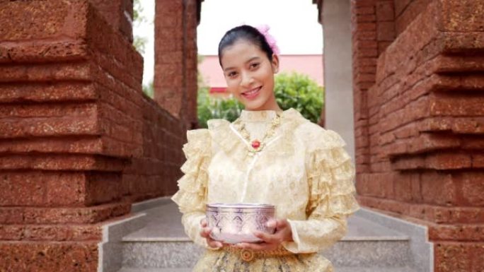 泰国传统服装泼水节肖像美女
