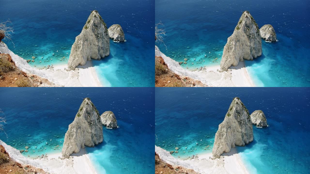 地中海沿岸，巨大的白色岩壁，蓝色的海洋和偏远海滩上的旅游游船。顶视图