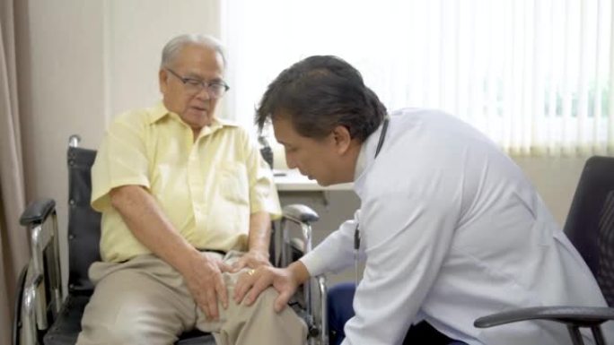 老年膝关节问题，骨科医生检查老年患者的膝关节，以收集信息进行物理治疗。医生摸膝关节疼痛部位老人腿谈膝