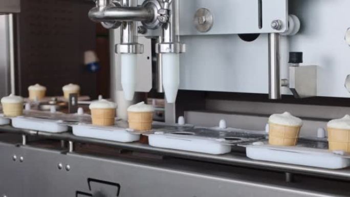 生产自动生产冰淇淋蛋筒。华夫饼杯传送带，焦糖布丁。糖果现代工厂。食品乳制品行业，自动化技术设备和工程