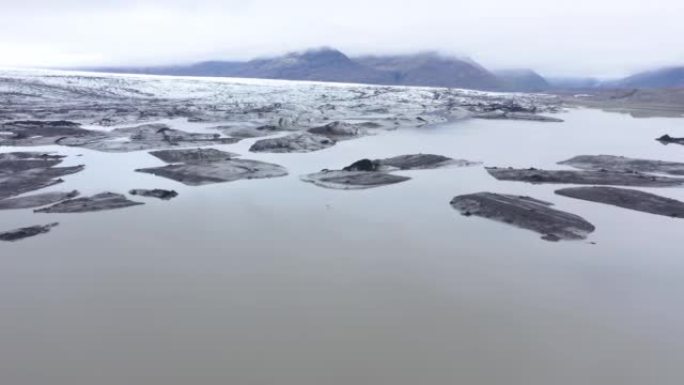 飞越冰岛Vatnajokull国家公园Svinafellsjokull湖融化的冰山。全球变暖和气候变