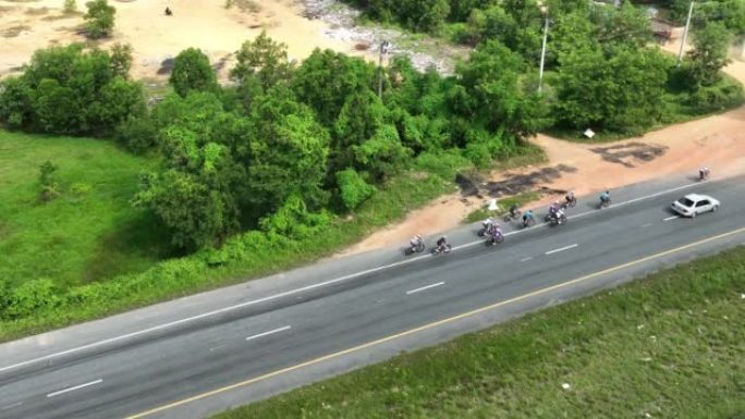 在泰国宋卡府乡村某处的道路上骑自行车的空中射击组