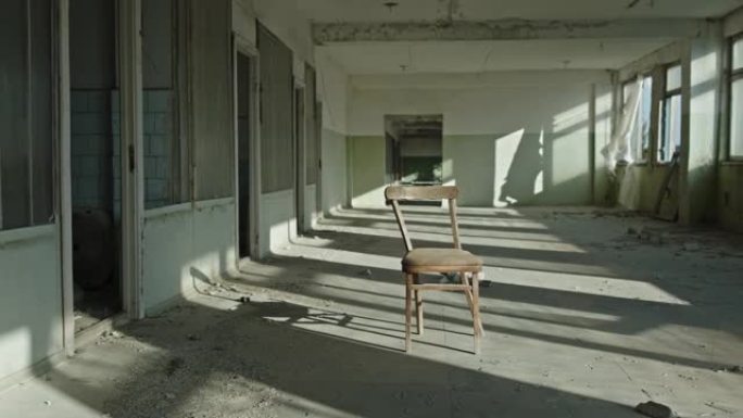 废弃建筑房间的空椅子