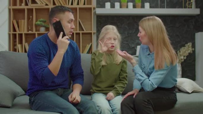 有爱心的人帮助听力受损的家庭使用手机在线订购