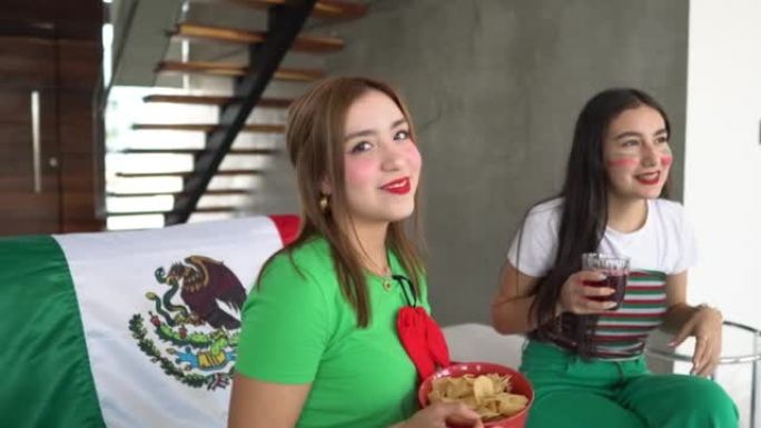 一个十几岁的拉丁女孩与朋友在家吃饭的肖像
