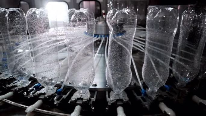 在工厂装瓶自动输送线上生产塑料瓶。