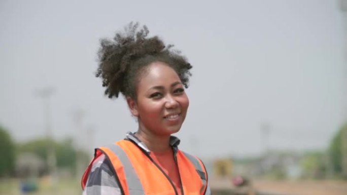非洲工程师女人对着镜头微笑。