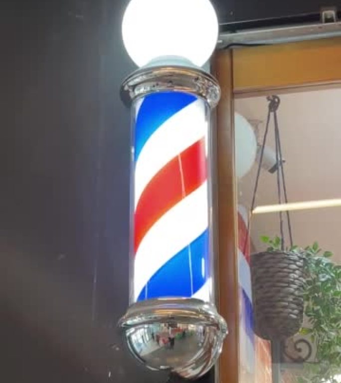 传统理发店杆。旋转条纹灯杆发廊。沙龙理发师美发标志。