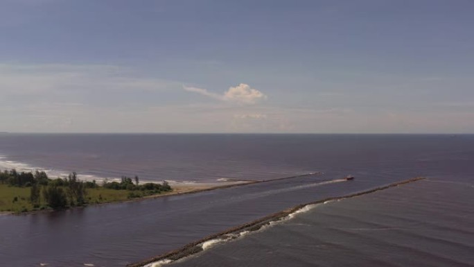 婆罗洲岛文莱河口海滩的鸟瞰图