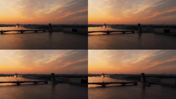 无人机在黎明时分从涅瓦河上空飞到三一吊桥，军舰从桥下经过，舰艇阅兵彩排，橙色天空的倒影，Troits