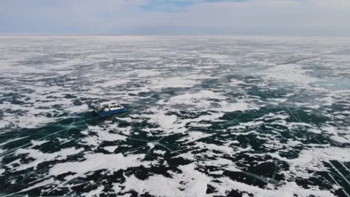 气垫船在贝加尔湖的冰上航行。在Hivus上绕着湖行驶