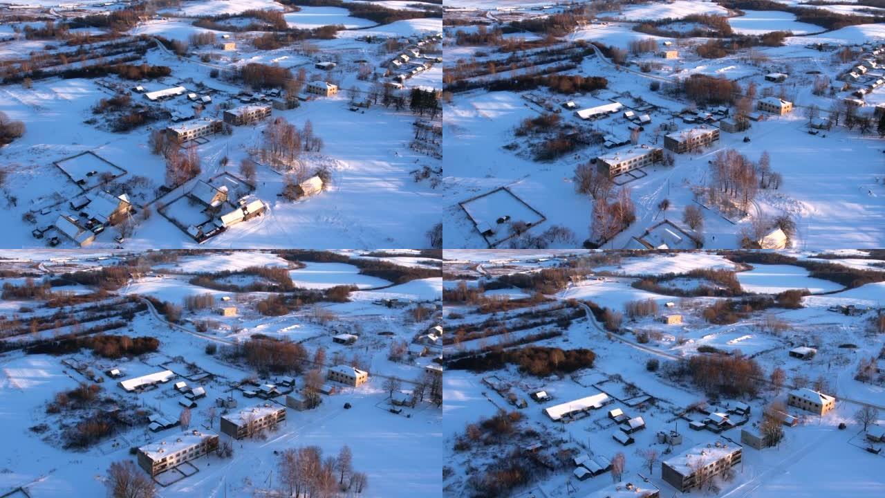 冬季村庄的木制房屋。雪中的乡村别墅。
