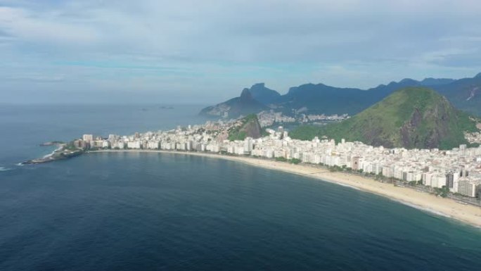 里约热内卢市传奇海滩科帕卡巴纳 (Praia de Copacabana) 的鸟瞰图 -- 南美洲巴